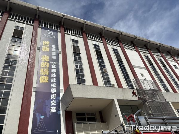 ▲▼世新大學體育館頂樓冒白煙，警消撲滅火勢釐清起火原因。（圖／記者邱中岳翻攝）
