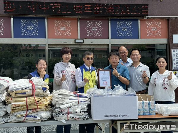 ▲立委陳亭妃、市議員陳怡珍、周麗津與產業界、扶輪社合影，攜手捐贈重建物資支援台南沿海災區。（記者林東良翻攝，下同）