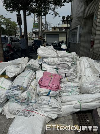 ▲立委陳亭妃、市議員陳怡珍、周麗津與產業界、扶輪社合影，攜手捐贈重建物資支援台南沿海災區。（記者林東良翻攝，下同）