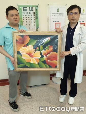 ▲知名自閉症畫家陳駿杰手繪鬱金香送給蕭政岳醫師            。（圖／記者吳奕靖翻攝）