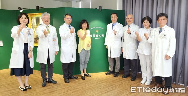 ▲奇美醫院啟用「奇美貼心角」，由奇美博物館策展畫作，打造兼具藝術與療癒氛圍的空橋廊道。（記者林東良翻攝，下同）