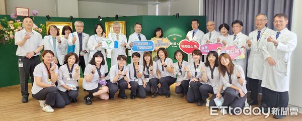 ▲奇美醫院啟用「奇美貼心角」，由奇美博物館策展畫作，打造兼具藝術與療癒氛圍的空橋廊道。（記者林東良翻攝，下同）