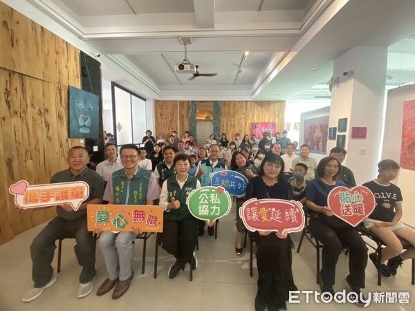 ▲台南市教育局副局長楊智雄代表市長黃偉哲，頒發感謝狀予玉衡文教藝術協會，表揚其連年捐贈公益乳品。（記者林東良翻攝）