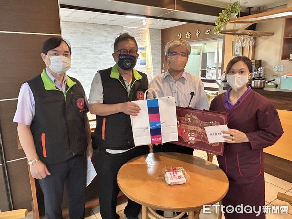 ▲▼   犯保嘉義分會重傷馨生人關懷並轉交法務部長鄭銘謙關懷之意  。（圖／嘉義地檢署提供）  