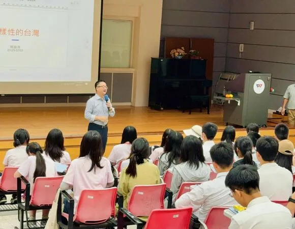 ▲▼海基會夏令營停辦　羅文嘉改赴台校活動與孩子們交流。（圖／海基會）