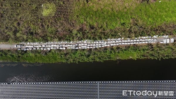 ▲▼  風災重創光電廠　蔡易餘促加速清運 建立災損回收領回    。（圖／蔡易餘立委服務處提供）