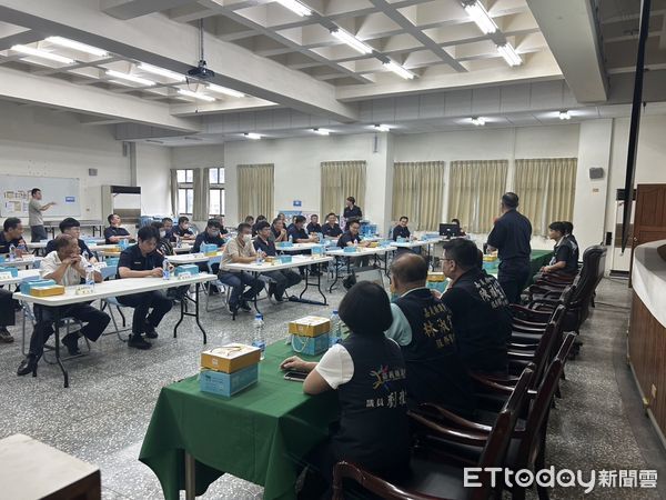 ▲▼  年度社區治安會議 聚焦反詐騙、毒品辨識、婦幼保護與高齡交通安全 攜手各界共建安心、安全生活圈】　  。（圖／民雄分局提供）