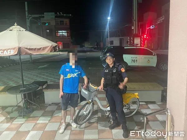 ▲台南市警新化分局左鎮派出所所長吳政穎驅車上山，成功找到受困碩士生，協助載人與腳踏車一同返下山。（圖／記者林東良翻攝，下同）