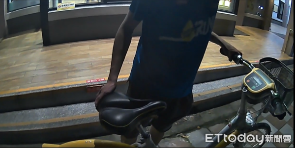 ▲台南市警新化分局左鎮派出所所長吳政穎驅車上山，成功找到受困碩士生，協助載人與腳踏車一同返下山。（圖／記者林東良翻攝，下同）