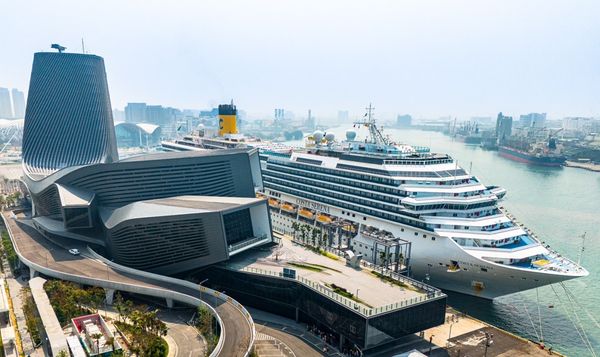 ▲新建的高雄港旅運中心吸引國際郵彎靠，圖為為帶有義式風情的歌詩達郵輪莎倫娜號，10月份將於高雄港展開母港航程。（圖／高雄港務分公司）