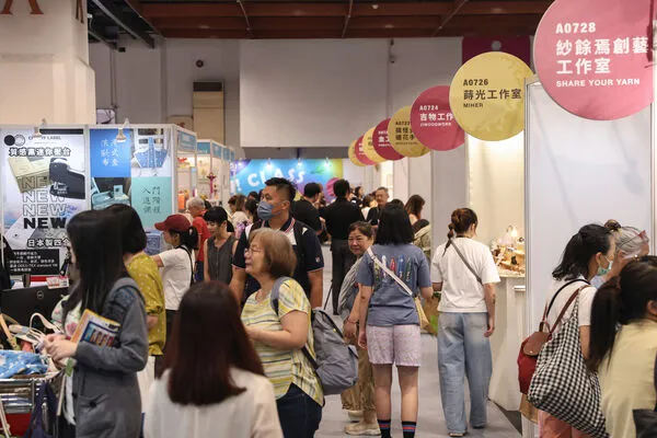 ▲FUN!嗜100」展出多元的手作品牌、積木、拼圖、職人工藝、風格選物，吸引大批民眾前來參觀。(圖／貿協提供)