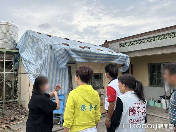 ▲立委陳亭妃與市議員蔡秋蘭前往佳里及七股，慰問風災不幸罹難者家屬。（記者林東良翻攝，下同）