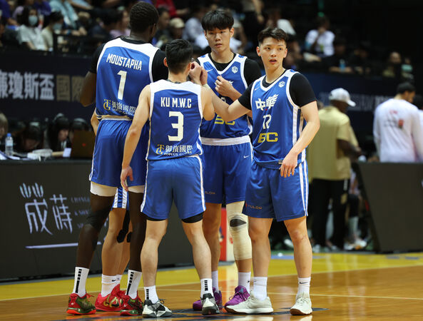 ▲中華白李家慷、吳正杰，阿聯歸化球員迪克森。（圖／中華籃協提供）