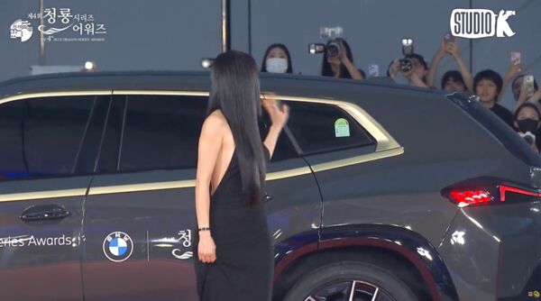 ▲▼青龍系列大獎／人氣女星禮服尷尬往下滑⋯　胸前走光畫面全放送。（圖／翻攝自KBS）