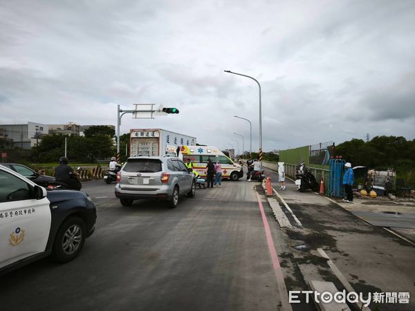 ▲蔡男騎車載老婆準備返家，遭休旅車追撞送醫不治身亡。（圖／記者陸運陞翻攝）