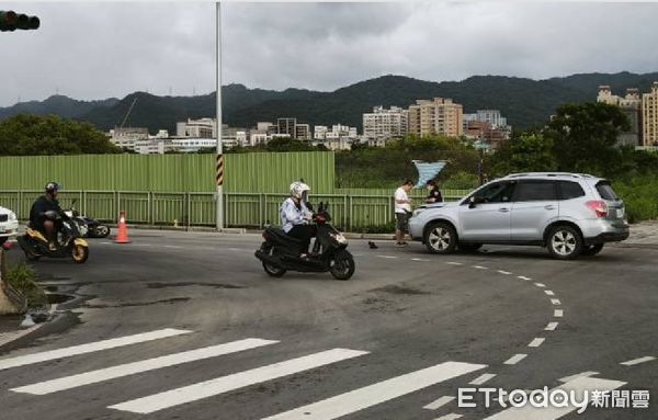 ▲蔡男騎車載老婆準備返家，遭休旅車追撞送醫不治身亡。（圖／記者陸運陞翻攝）