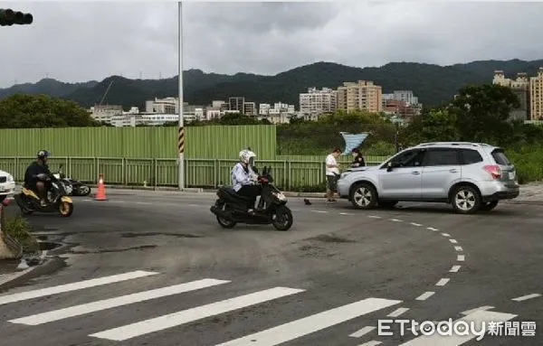 ▲蔡男騎車載老婆準備返家，遭休旅車追撞送醫不治身亡。（圖／記者陸運陞翻攝）