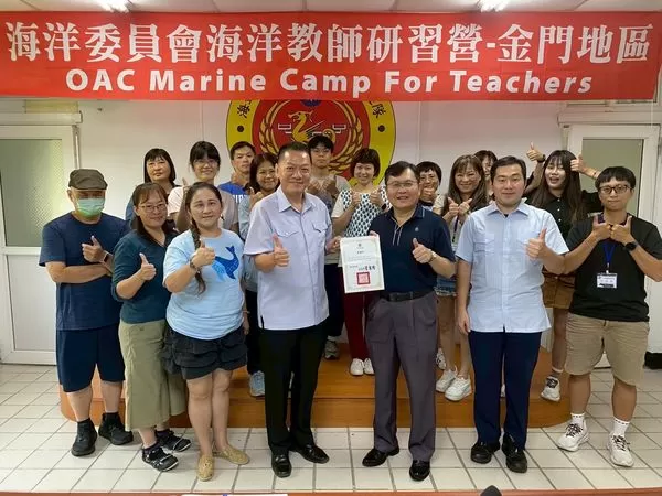 ▲海巡攜手教師金門展開實地研習。（圖／記者郭世賢翻攝）