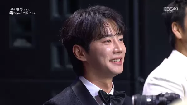▲▼李濬榮以為自己領獎衝上台糗了。（圖／翻攝自KBS）