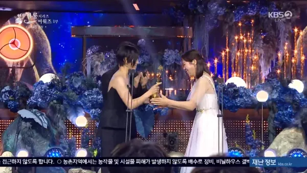 ▲▼ 《苦盡》媽媽得獎了！廉惠蘭紅眼眶：現實中，我更像金明⋯　全場淚崩。（圖／翻攝自KBS）