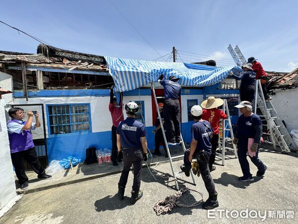 ▲▼  消防局集結力量深入布袋鎮災區 縣長親赴現場打氣慰勉   。（圖／嘉義縣政府提供）