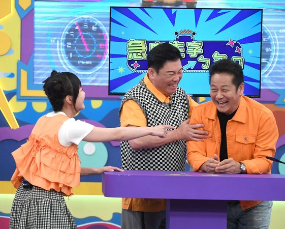 ▲曾國城(左起)、巫苡萱、夏宇童、徐乃麟，夏宇童被關心懷孕要加油。（圖／華視提供）