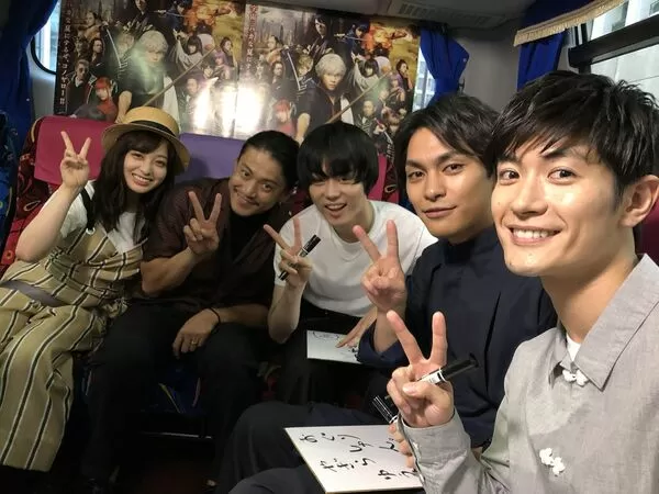 ▲福田雄一曬出三浦春馬（右一）生前與劇組好友們的合照。（圖／翻攝自福田雄一X）