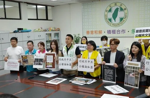 ▲罷免公告夾帶傳單？桃園綠營控市府行政不中立