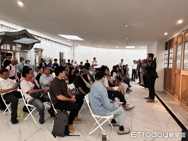 ▲2025台南建築三年展選在中西區信義街咾咕石黃宅登場，歷經四年修復的黃宅展現出歷史與現代交會的建築語彙，吸引建築愛好者前往朝聖。（圖／記者林東良翻攝，下同）
