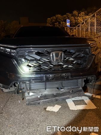 ▲國道1號苗栗路段昨晚發生輪胎皮肇事案，至少有22輛轎車受害，警方正追查肇事車下落。（圖／記者楊永盛翻攝）