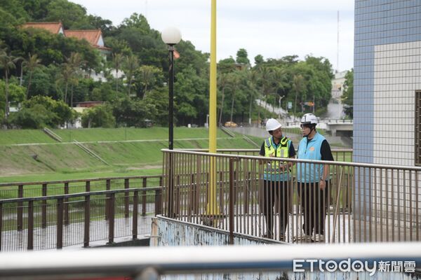 ▲花蓮市長魏嘉彥前往萬壽抽水站進行視察，並提醒市民提前做好防汛準備。（圖／花蓮市公所提供，下同）