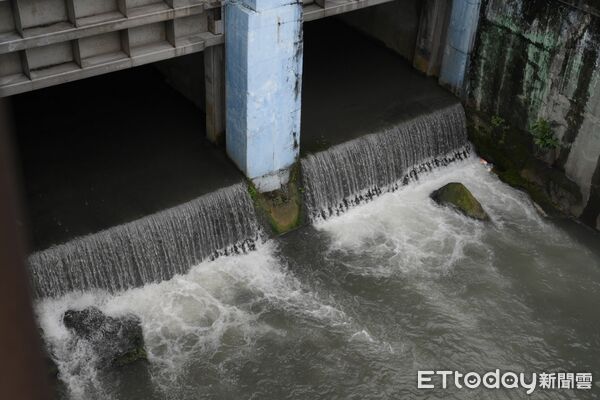 ▲花蓮市長魏嘉彥前往萬壽抽水站進行視察，並提醒市民提前做好防汛準備。（圖／花蓮市公所提供，下同）