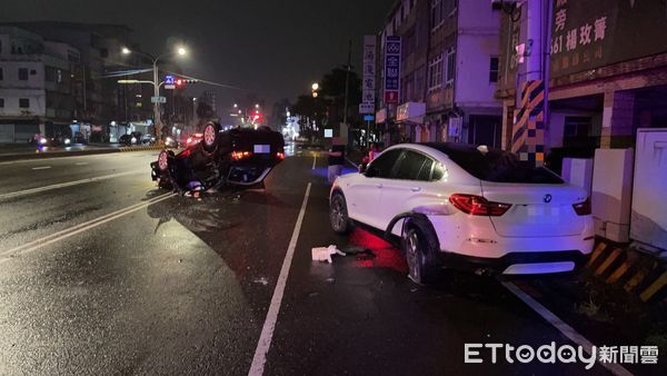 ▲歐男駕駛黑色自小客車，撞向停於路邊的白色自小客車後翻覆。（圖／記者陳宏瑞翻攝）