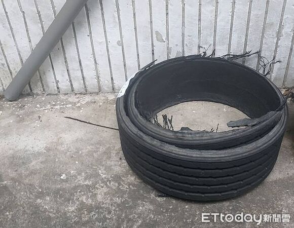 ▲國道1號苗栗路段發生大型車胎皮斷落肇事案，至少造成22輛轎車受損，警方追查禍首中。（圖／記者楊永盛翻攝）