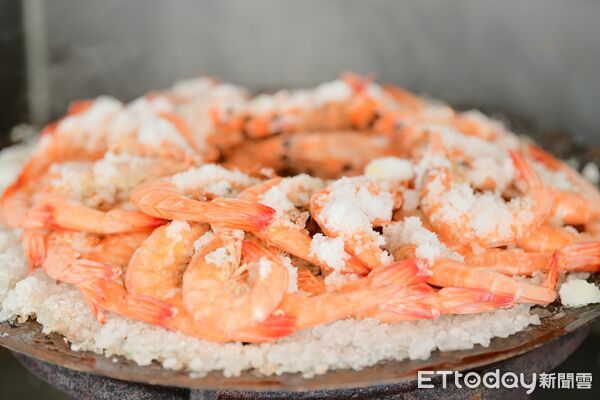 ▲億興企業的魚電共生，綠能養殖白蝦             。（圖／記者吳奕靖翻攝）