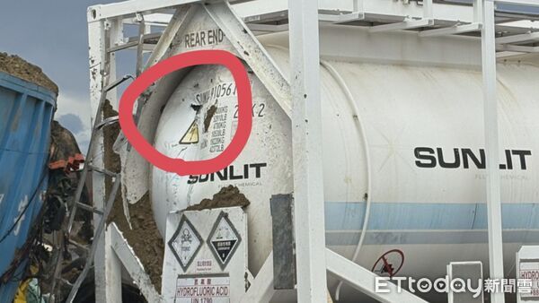 ▲▼ 新竹縣竹北市今日上午發生一起砂石車與化學槽車碰撞事故，且槽車內氫氟酸外洩  。（圖／記者楊永盛翻攝）