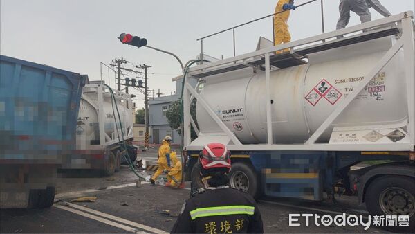 ▲▼ 新竹縣竹北市今日上午發生一起砂石車與化學槽車碰撞事故，且槽車內氫氟酸外洩  。（圖／記者楊永盛翻攝）