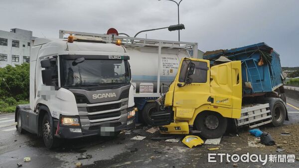 ▲▼ 新竹縣竹北市今日上午發生一起砂石車與化學槽車碰撞事故，且槽車內氫氟酸外洩  。（圖／記者楊永盛翻攝）