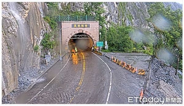 ▲雨勢停歇，由進駐搶修人員辦理道路巡查清理後，恢復放行。（圖／公路局提供）