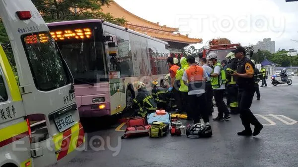 ▲▼台北市總統官邸旁嚴重車禍，行人捲入車底命危。（圖／記者黃彥傑攝）