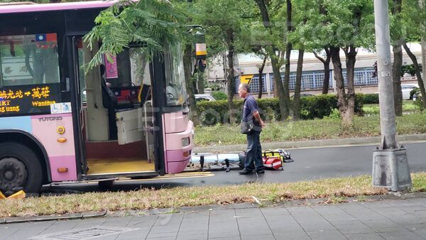 ▲▼台北市總統官邸旁嚴重車禍，行人捲入車底命危。（圖／記者黃彥傑攝）