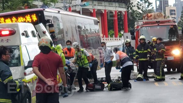 ▲▼台北市總統官邸旁嚴重車禍，行人捲入車底命危。（圖／記者黃彥傑攝）