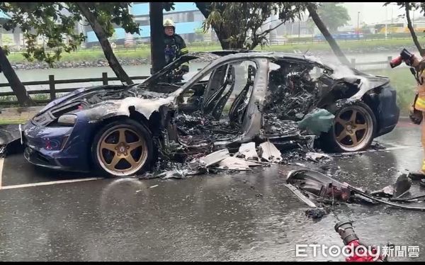▲▼今天清晨6時12分左右，前鎮區正勤社區旁發生一起汽車火警，一輛停放在停車格內的2022年款保時捷Taycan電動車不明原因突然自燃。（圖／記者吳世龍翻攝）