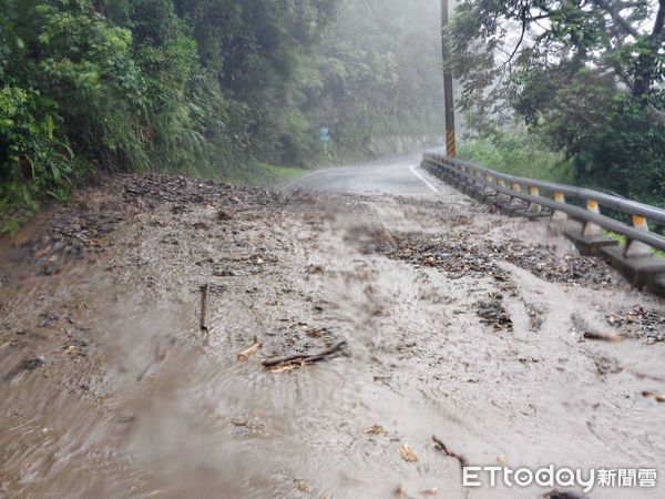 ▲▼台東縣海端鄉台20線南橫公路下馬路段發生邊坡坍方。（圖／公路局提供）