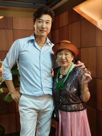 ▲陳鴻挑戰杯子歌。（圖／年代提供）
