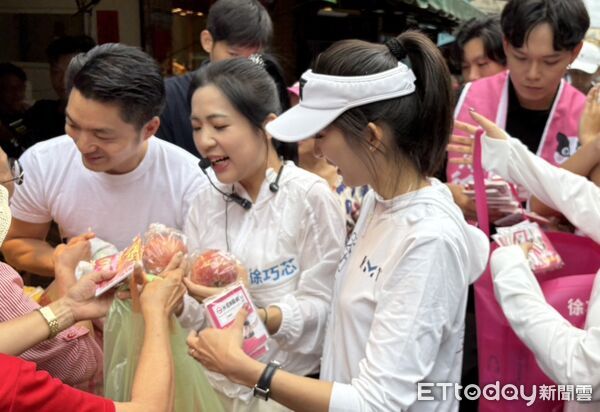 ▲▼台北市長蔣萬安與國民黨立委徐巧芯一起至吳興市場反惡罷。（圖／記者鄭佩玟攝）