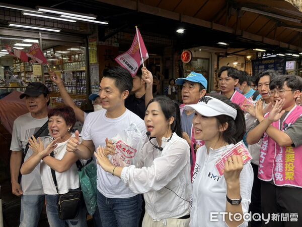 ▲▼台北市長蔣萬安與國民黨立委徐巧芯一起至吳興市場反惡罷。（圖／記者鄭佩玟攝）