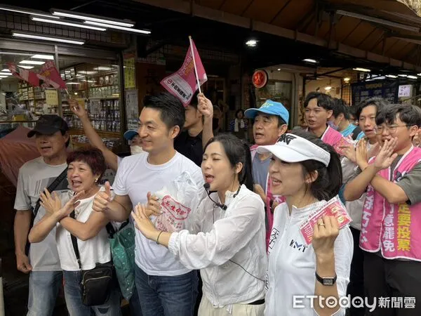 ▲▼台北市長蔣萬安與國民黨立委徐巧芯一起至吳興市場反惡罷。（圖／記者鄭佩玟攝）