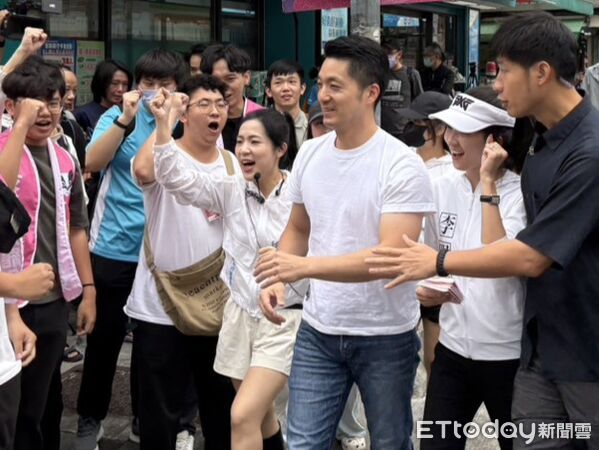 ▲▼台北市長蔣萬安與國民黨立委徐巧芯一起至吳興市場反惡罷。（圖／記者鄭佩玟攝）