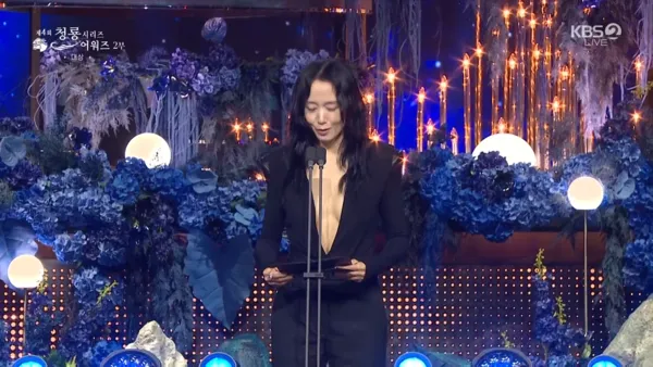 ▲▼全道嬿深V開到腰間雙峰火辣全露　秋英宇驚呆「3秒表情包」全被拍。（圖／翻攝自KBS）